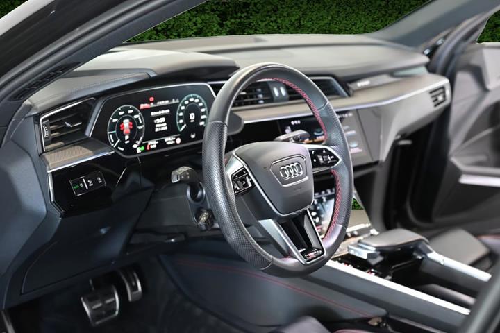 Sort Audi Q8 e-tron fra 2023
