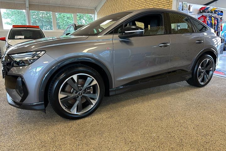 Grå Audi Q4 e-tron fra 2025
