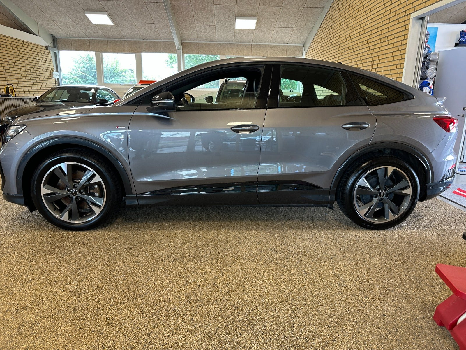 Grå Audi Q4 e-tron fra 2025