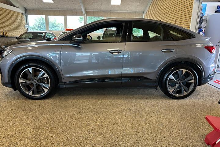 Grå Audi Q4 e-tron fra 2025