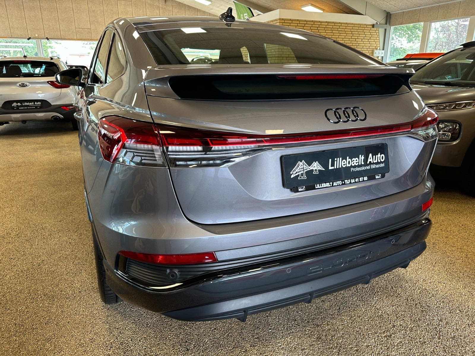 Grå Audi Q4 e-tron fra 2025