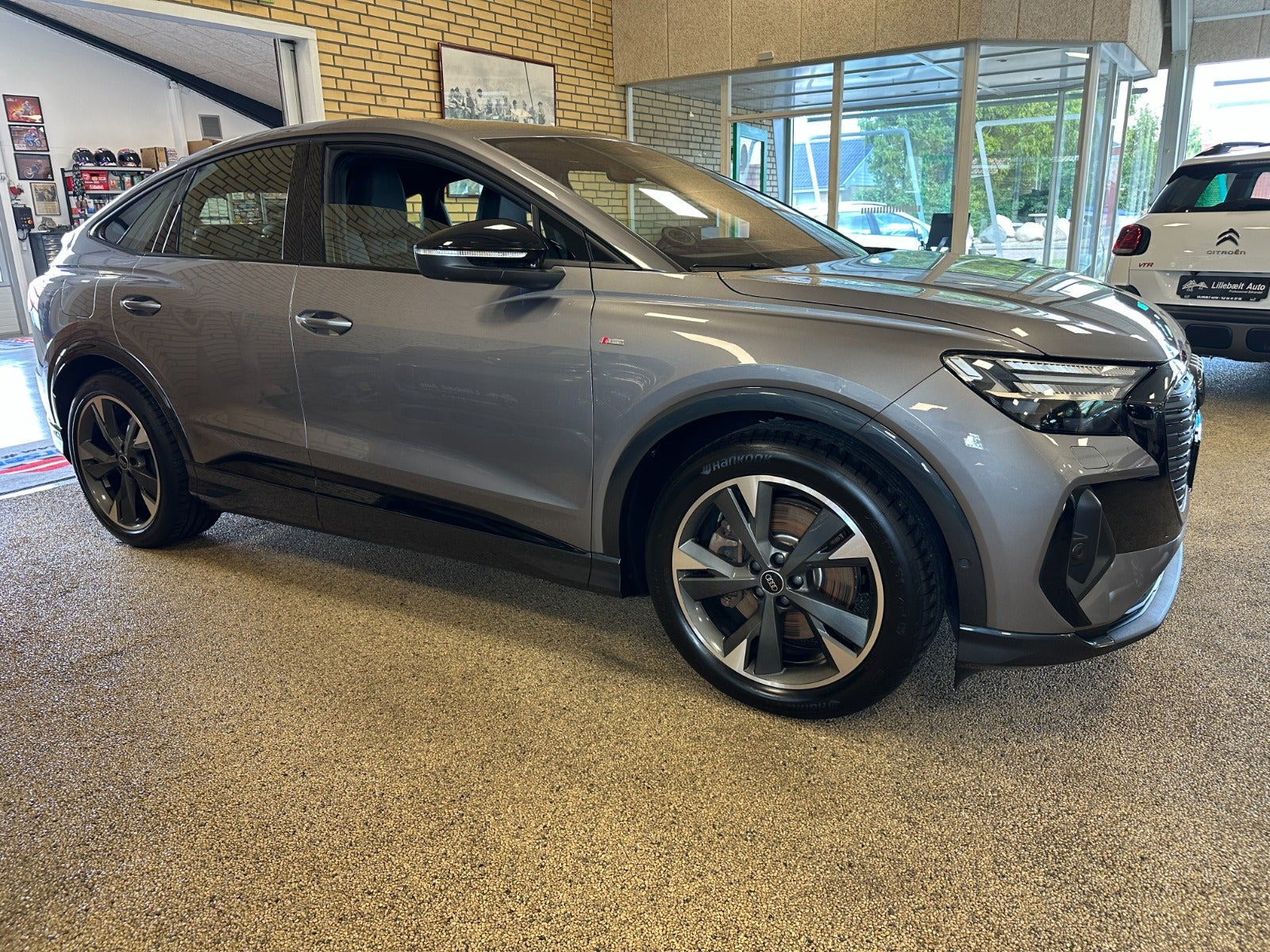 Grå Audi Q4 e-tron fra 2025