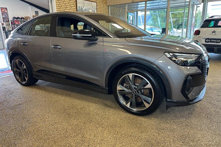 Grå Audi Q4 e-tron fra 2025