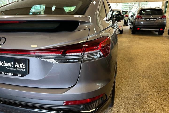 Grå Audi Q4 e-tron fra 2025