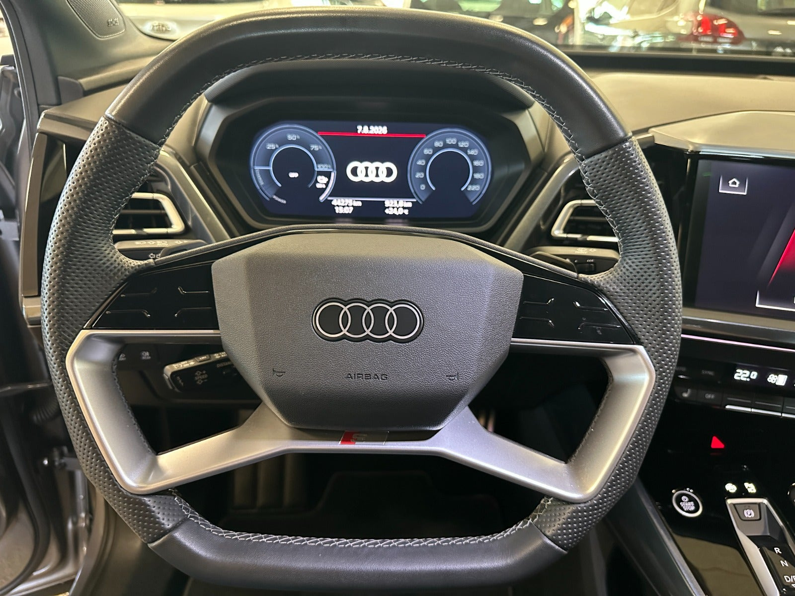 Grå Audi Q4 e-tron fra 2025