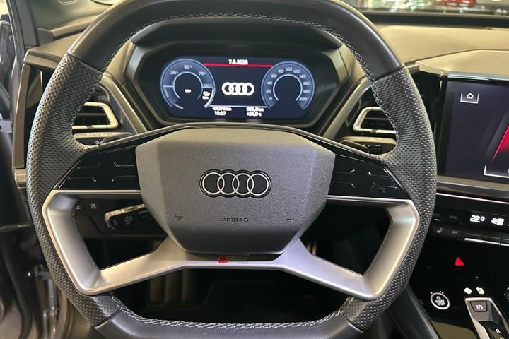 Grå Audi Q4 e-tron fra 2025