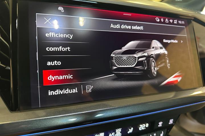 Grå Audi Q4 e-tron fra 2025