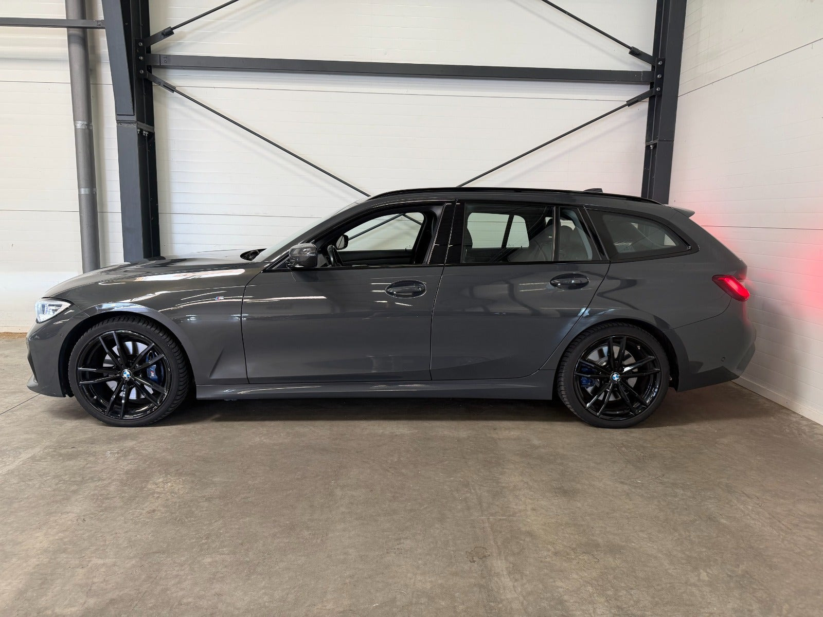 Grå BMW 330i fra 2019