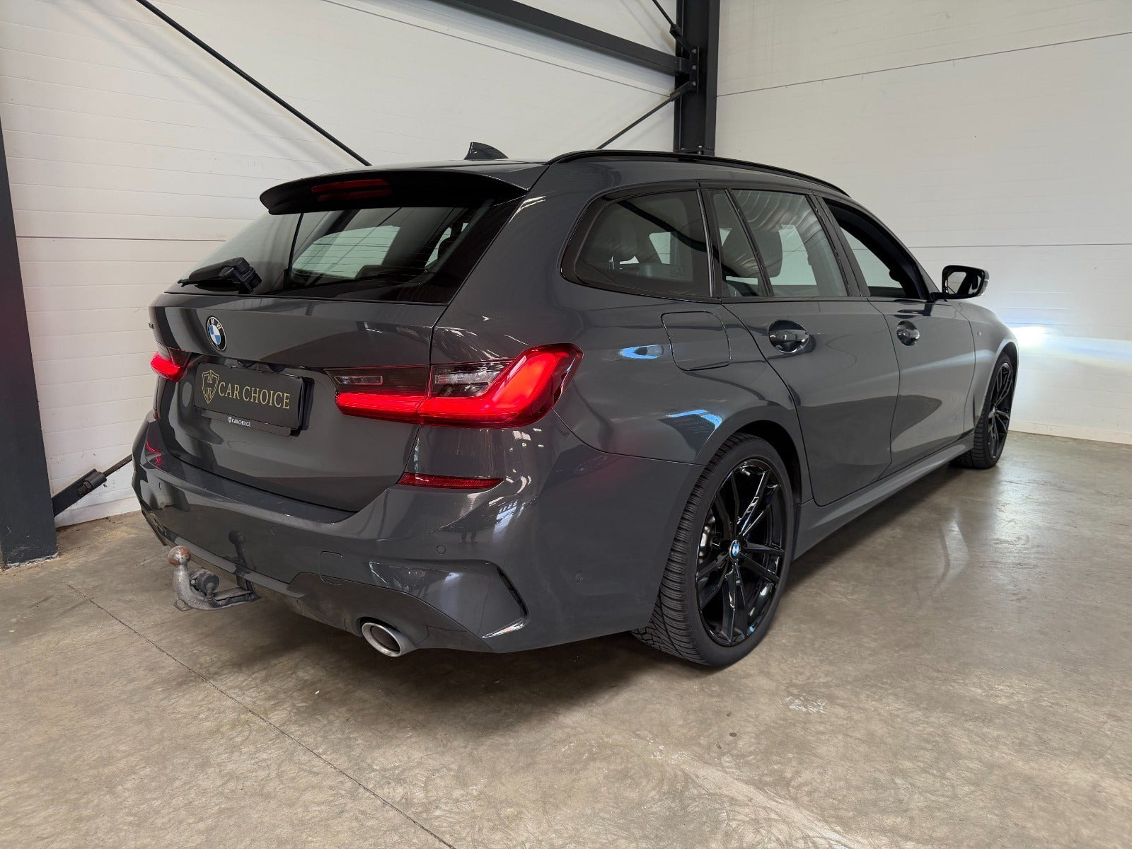 Grå BMW 330i fra 2019