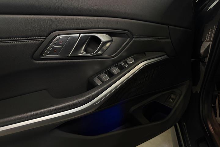 Grå BMW 330i fra 2019
