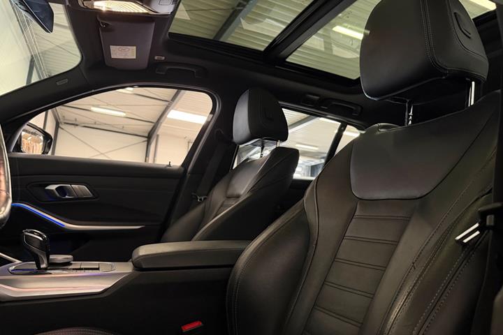 Grå BMW 330i fra 2019