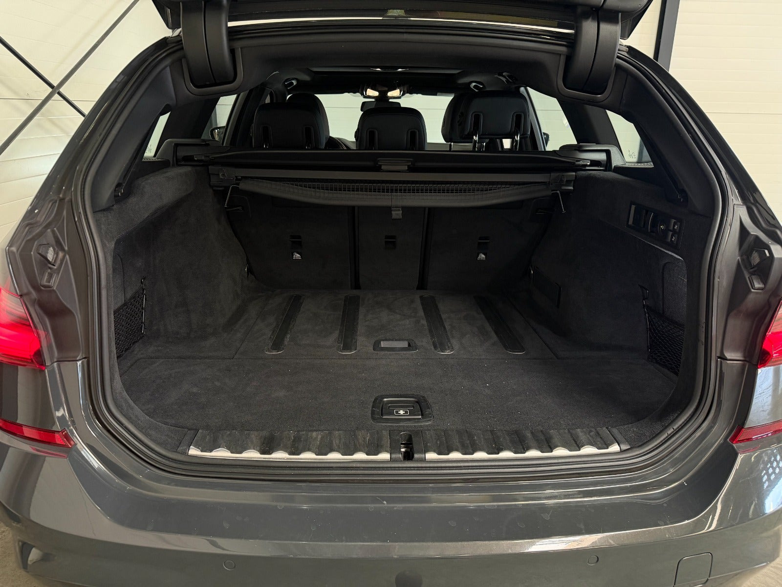 Grå BMW 330i fra 2019