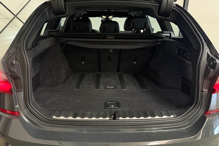 Grå BMW 330i fra 2019
