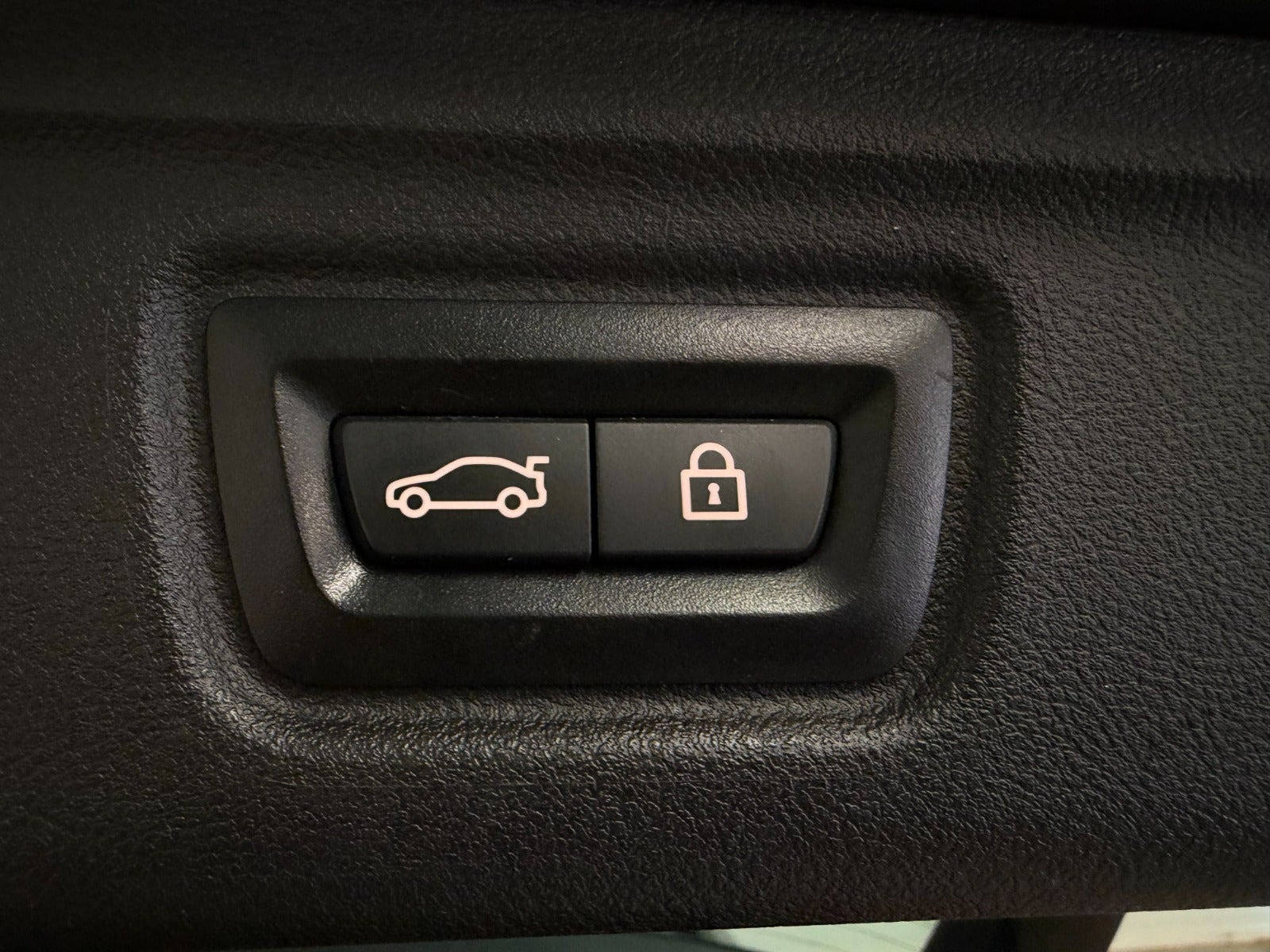Grå BMW 330i fra 2019
