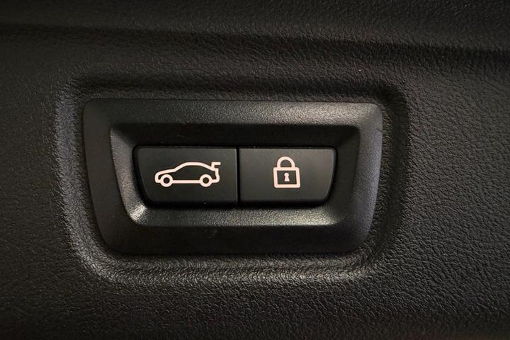 Grå BMW 330i fra 2019