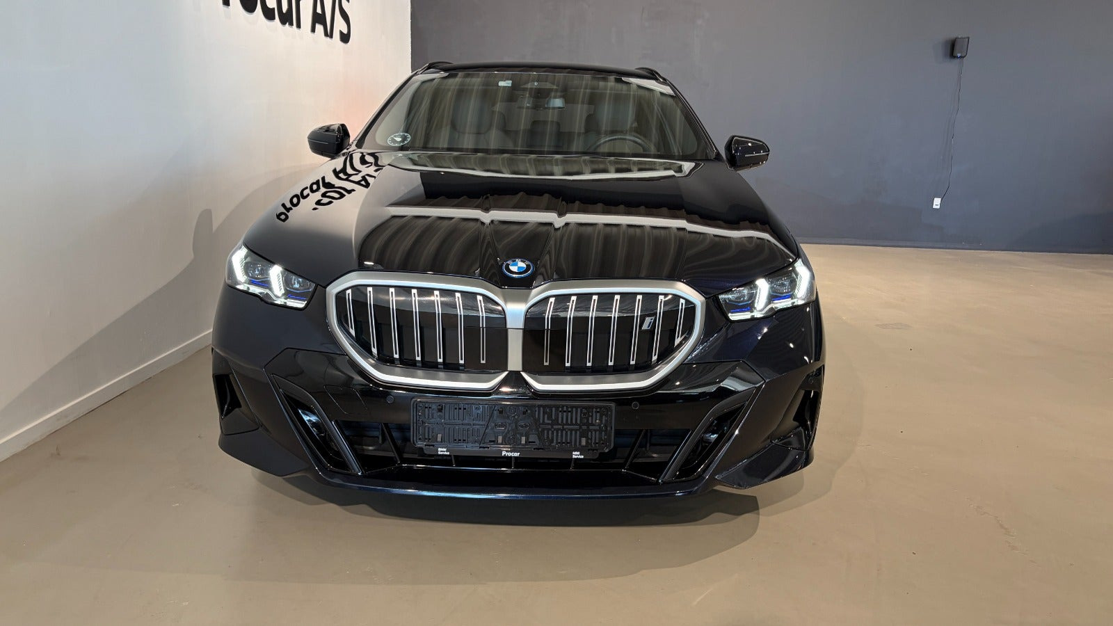 Sort BMW i5 fra 2025