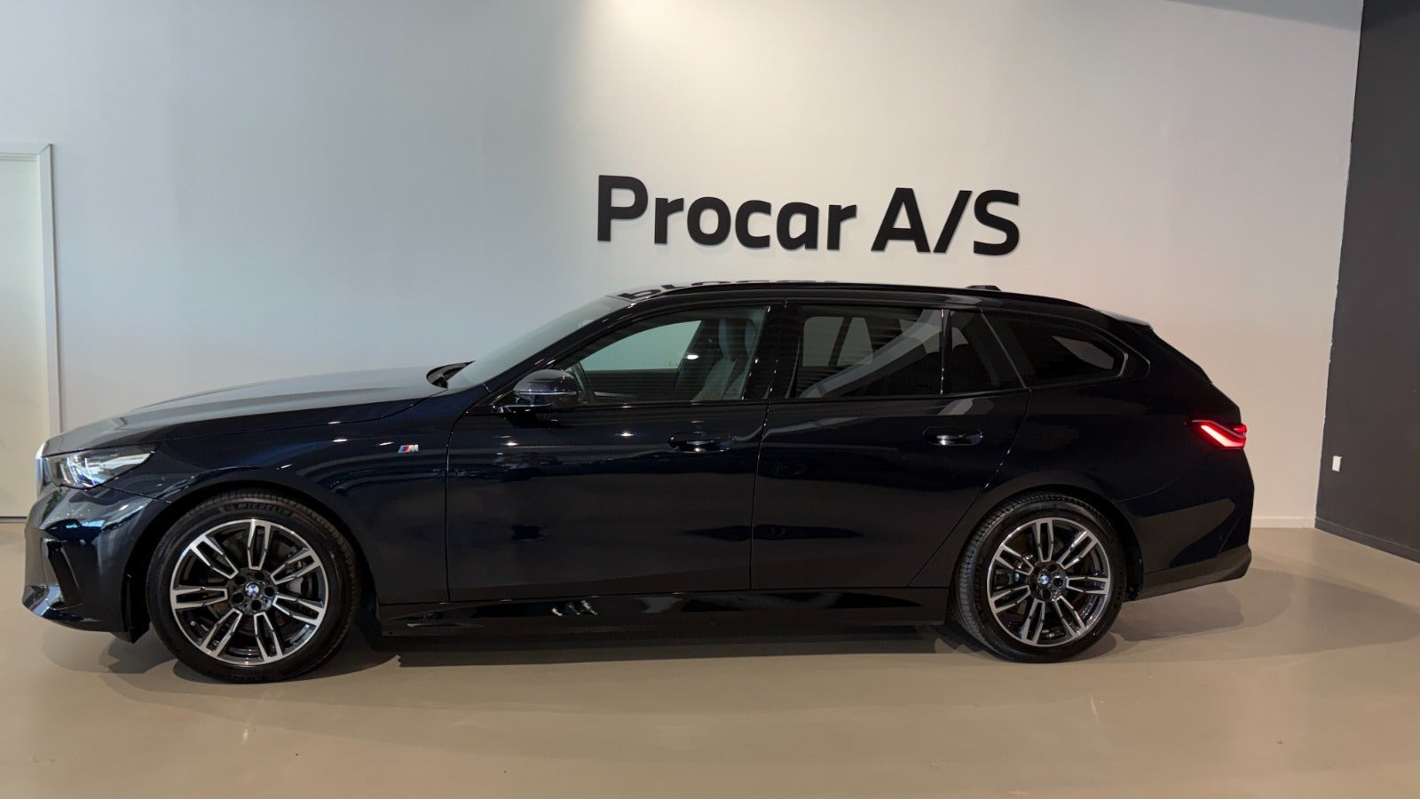 Sort BMW i5 fra 2025
