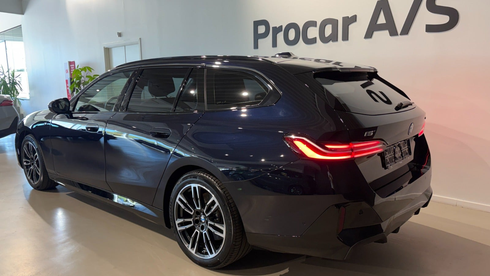 Sort BMW i5 fra 2025
