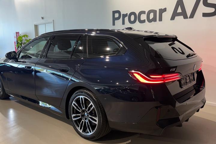 Sort BMW i5 fra 2025