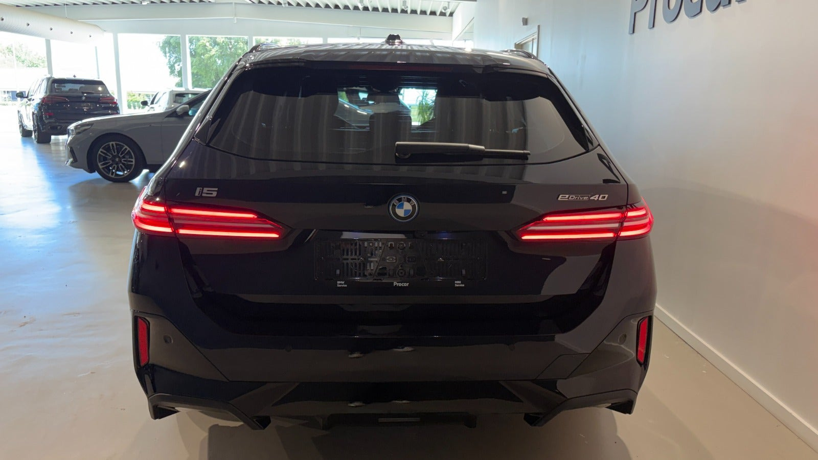 Sort BMW i5 fra 2025