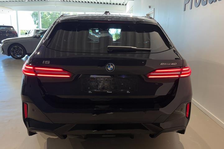 Sort BMW i5 fra 2025