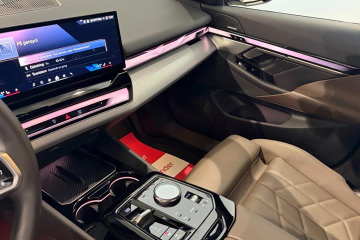 Sort BMW i5 fra 2025
