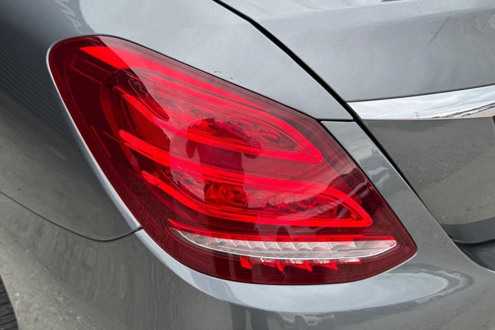 Grå Mercedes C220 d fra 2016