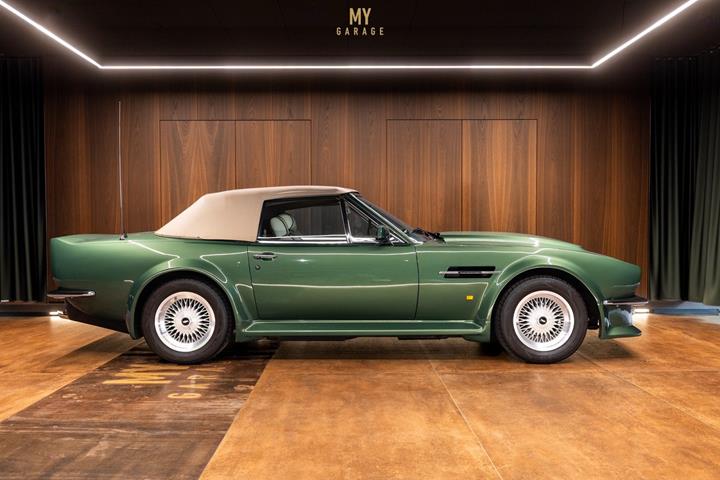 Grøn Aston Martin V8 Vantage fra 1987 set udefra