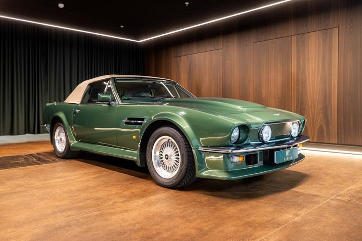 Grøn Aston Martin V8 Vantage fra 1987 set udefra