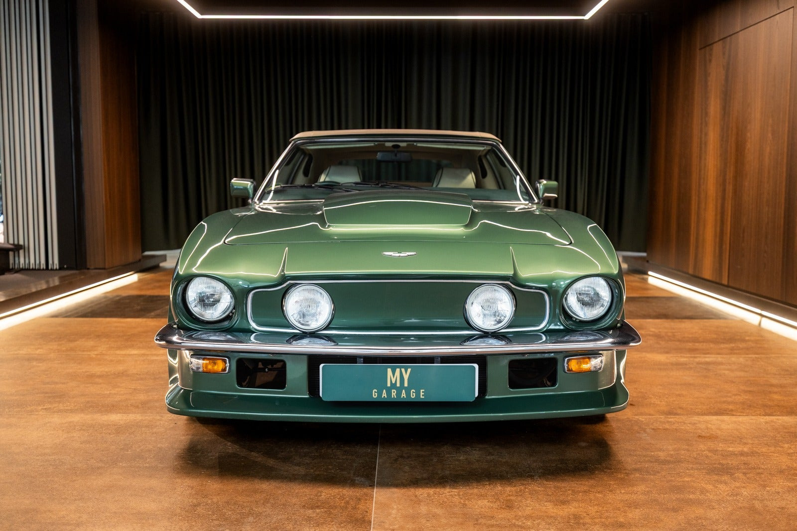Grøn Aston Martin V8 Vantage fra 1987 set udefra