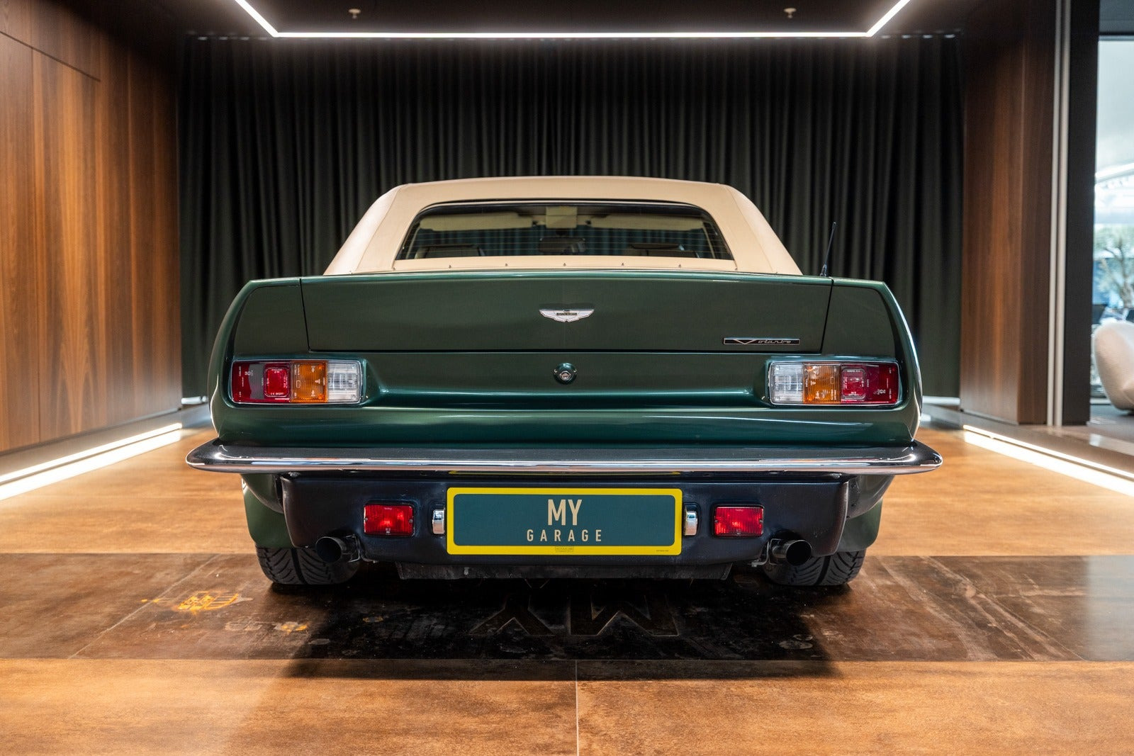 Grøn Aston Martin V8 Vantage fra 1987 set udefra