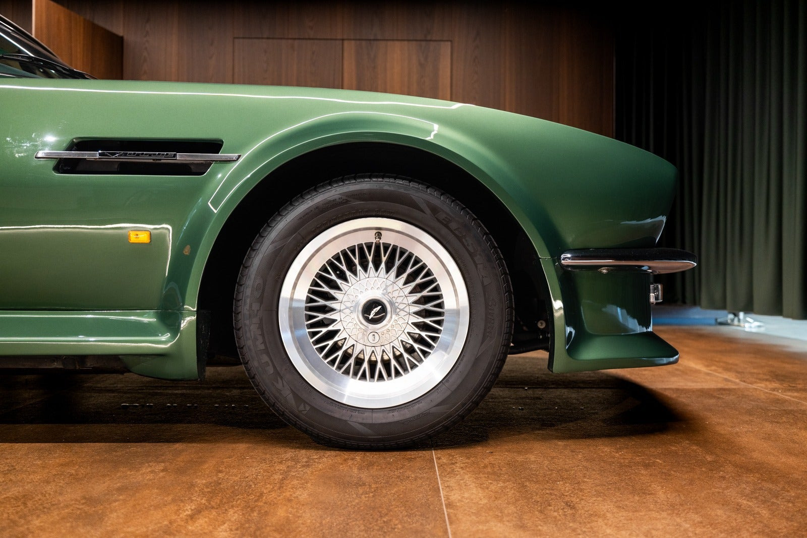 Grøn Aston Martin V8 Vantage fra 1987 set udefra