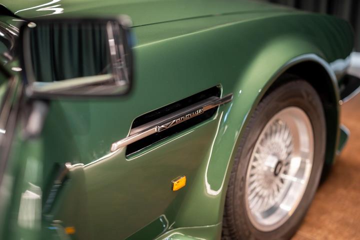Grøn Aston Martin V8 Vantage fra 1987 set udefra