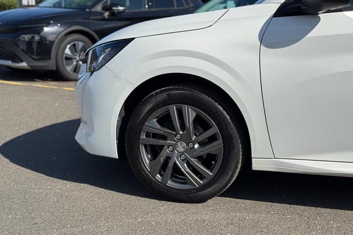 Hvid Peugeot 208 fra 2021