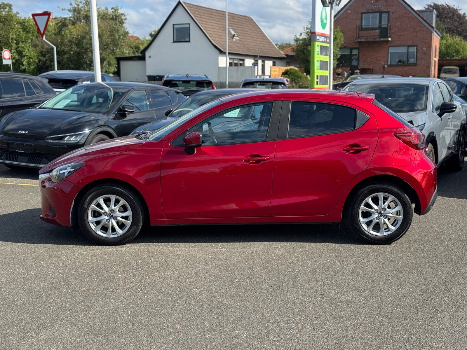 Rød Mazda 2 fra 2018