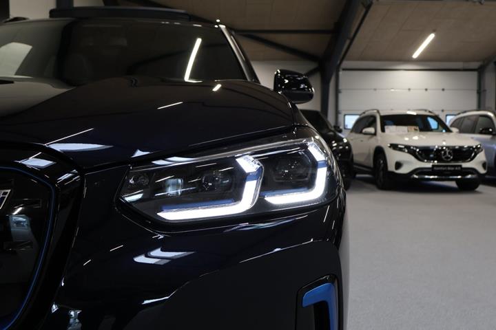 Blå BMW iX3 fra 2022