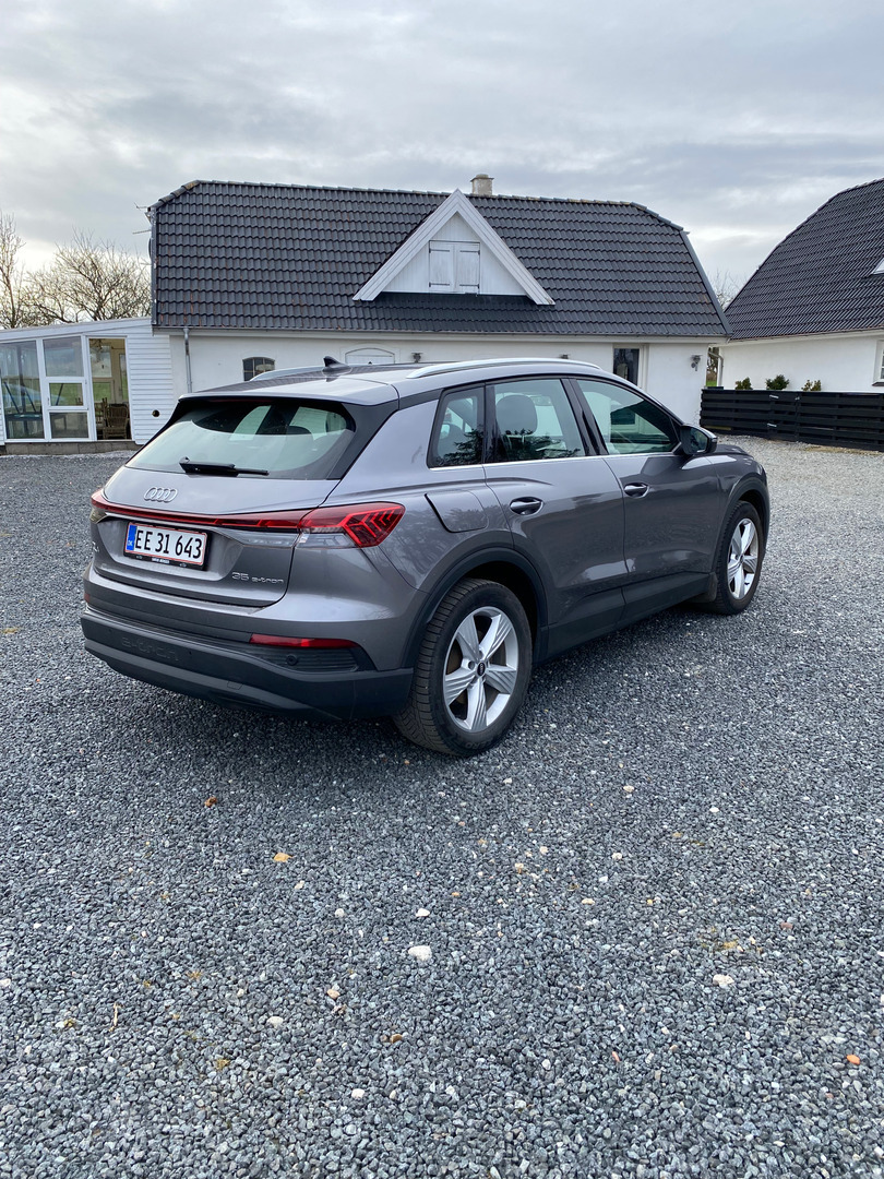 Grå Audi Q4 e-tron fra 2021
