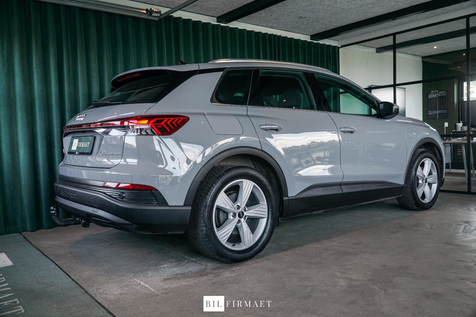 Grå Audi Q4 e-tron fra 2022