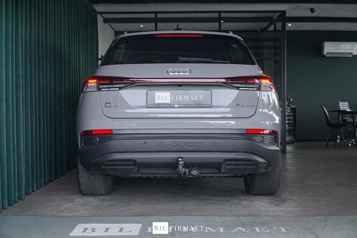 Grå Audi Q4 e-tron fra 2022