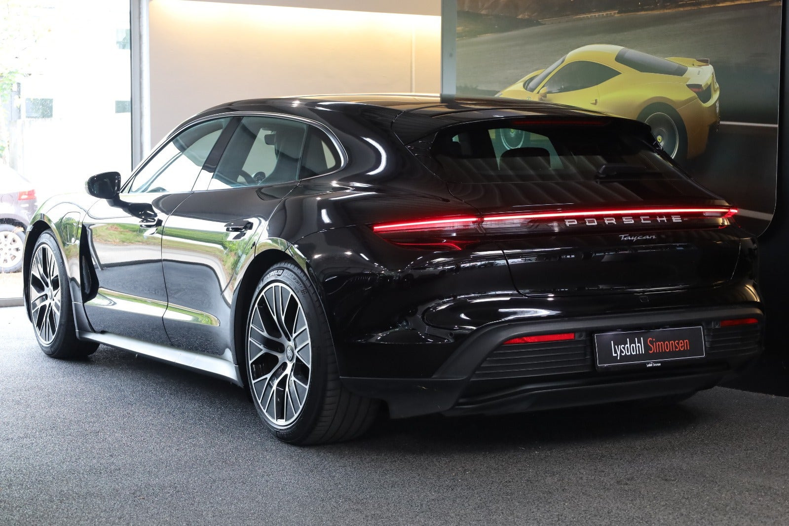 Sort Porsche Taycan fra 2022