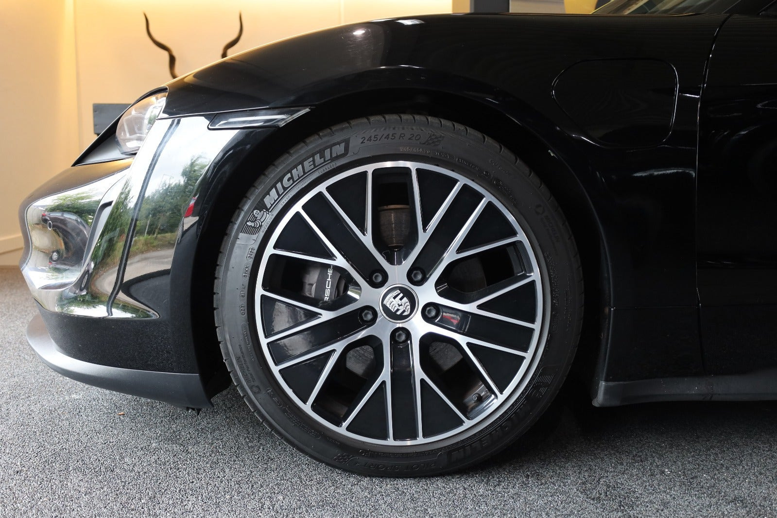 Sort Porsche Taycan fra 2022