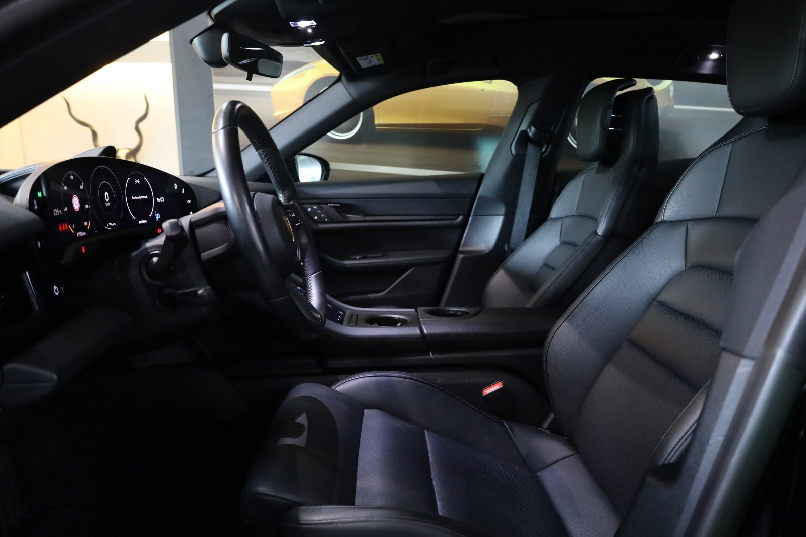 Sort Porsche Taycan fra 2022