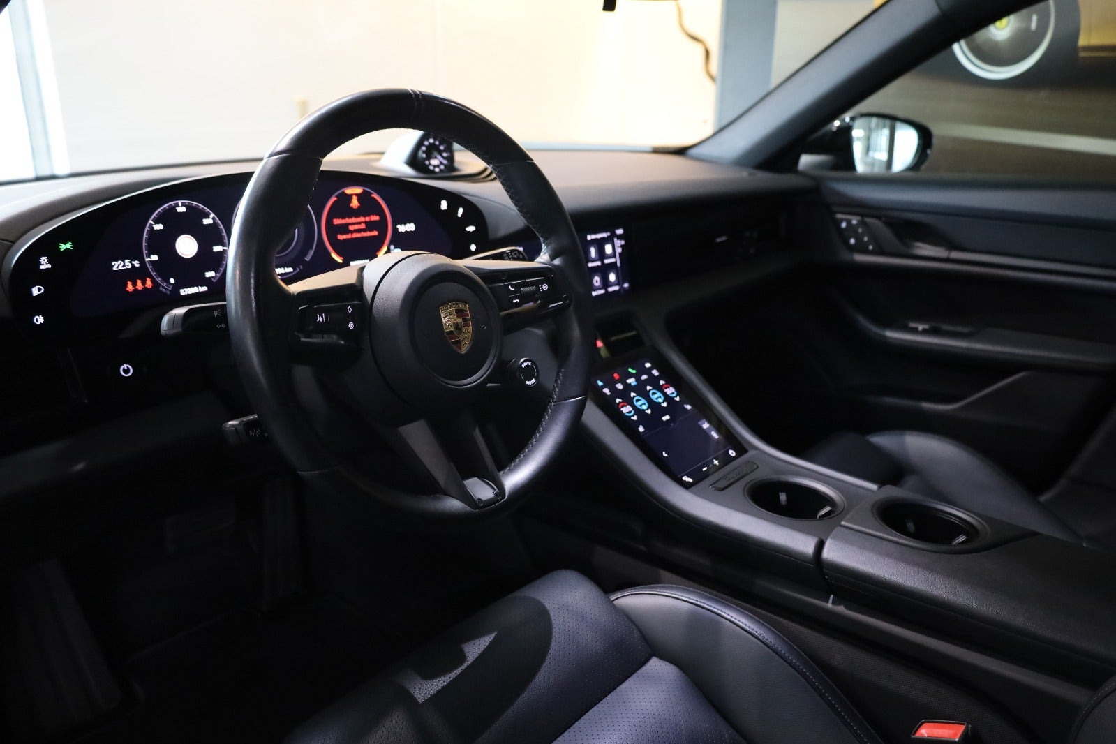 Sort Porsche Taycan fra 2022