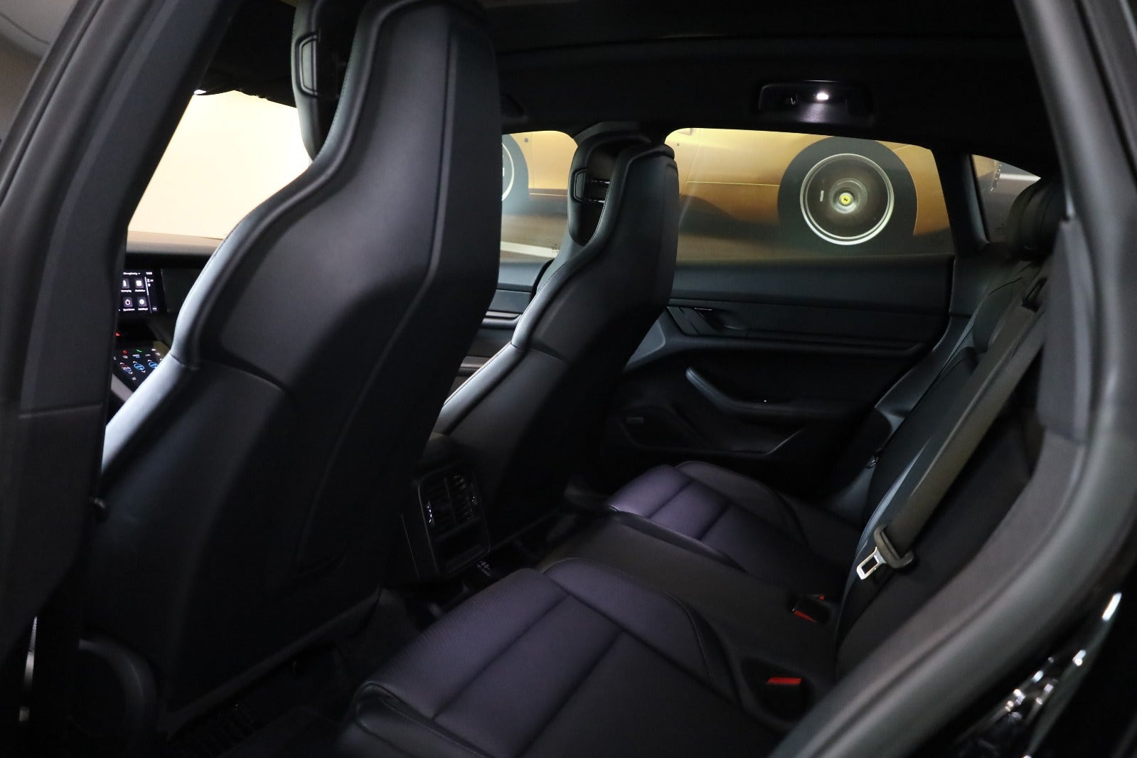 Sort Porsche Taycan fra 2022