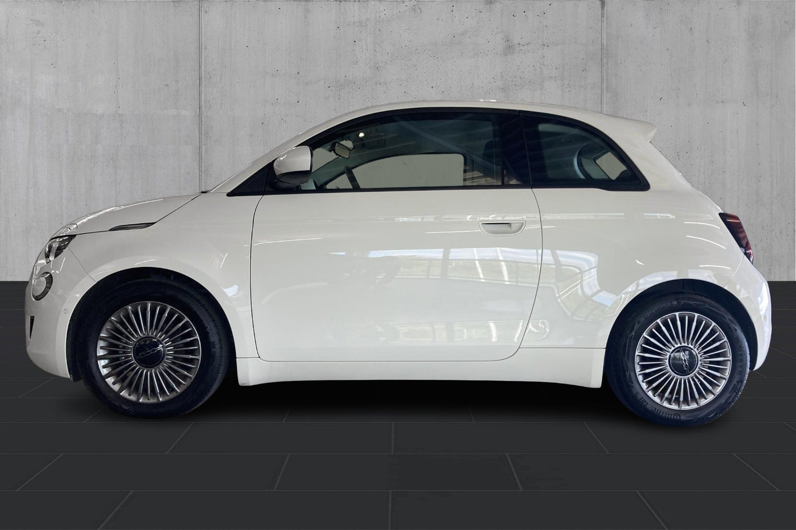 Hvid Fiat 500e fra 2023