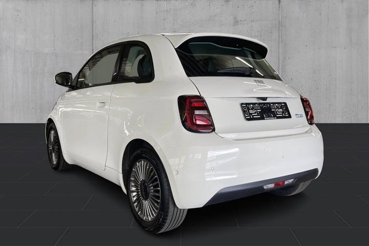 Hvid Fiat 500e fra 2023