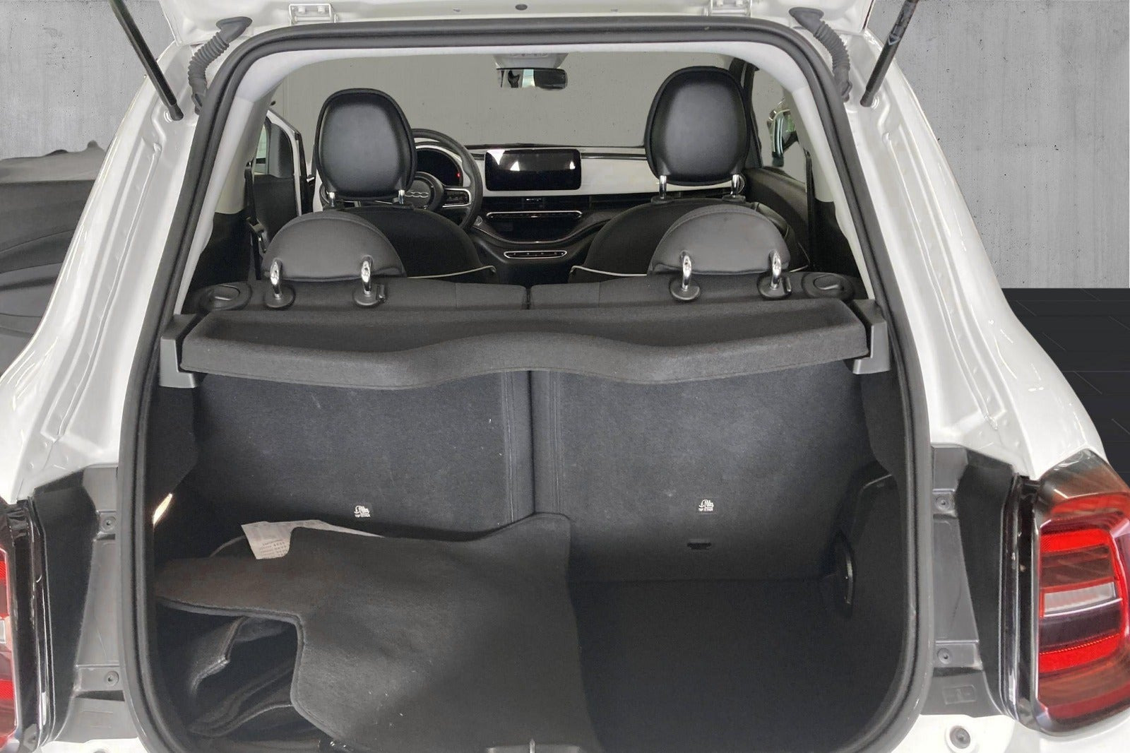 Hvid Fiat 500e fra 2023