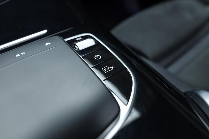 Grå Mercedes EQC400 fra 2023