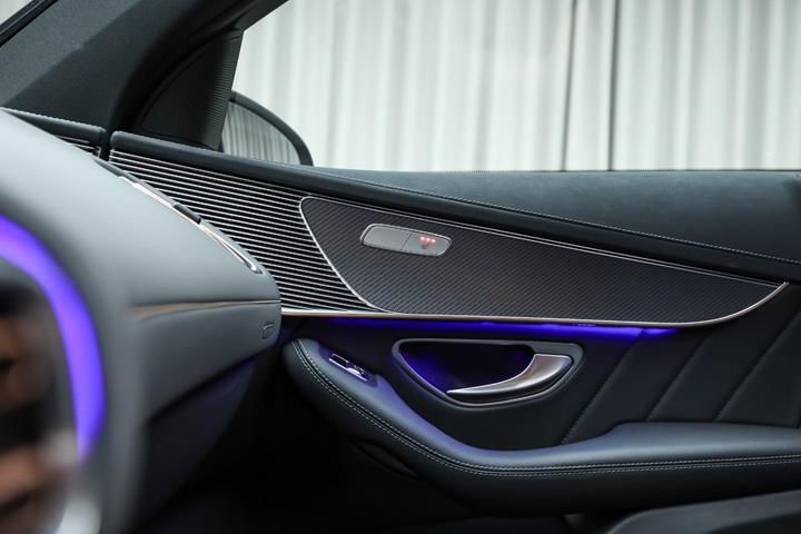Grå Mercedes EQC400 fra 2023