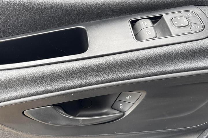 Hvid Mercedes Sprinter 317 fra 2024